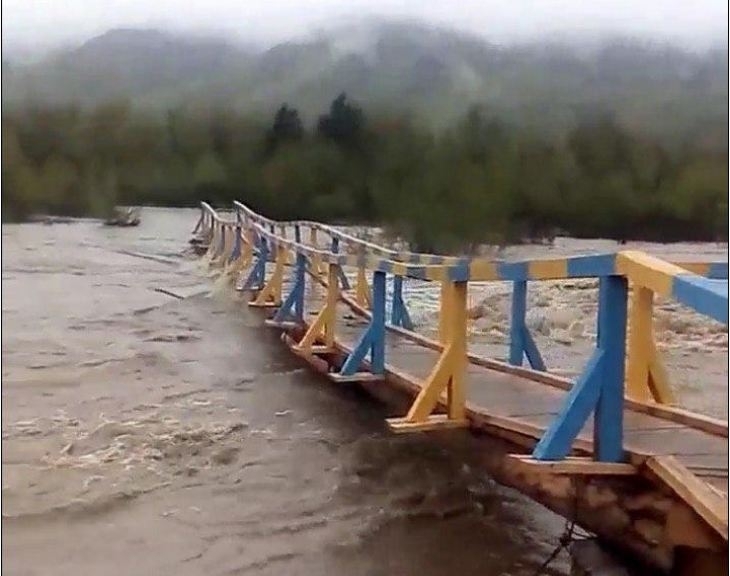 Лімниця і Бистриця-Солотвинська виходять з берегів: дерев’яні мости можуть не встояти (ВІДЕО)