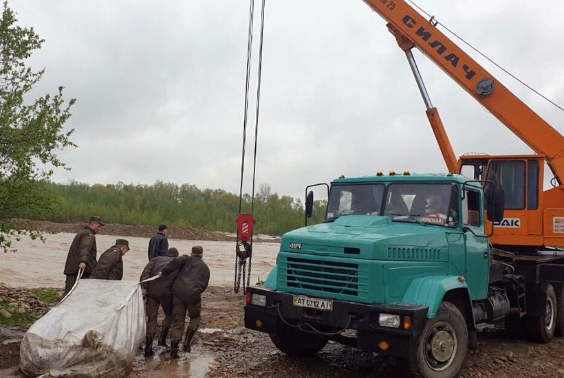 Як нацгвардійці село на Калущині від бурхливої річки рятували (ФОТО)