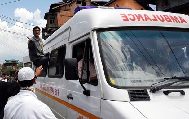 В Індії весільний автобус потрапив у ДТП – 15 людей загинули