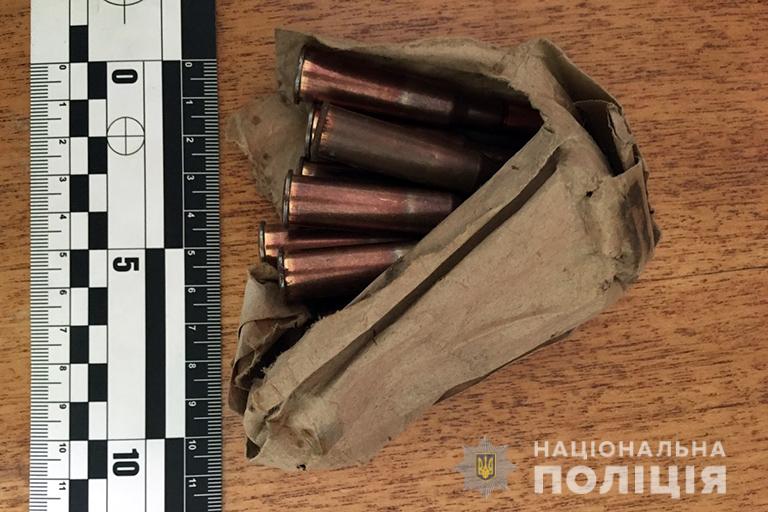 У двох жителів Прикарпаття поліцейські вилучили зброю та набої (ФОТО)