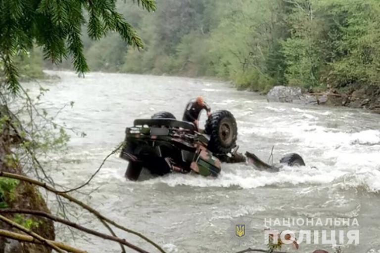 У туристичному авто, що впало у річку на Прикарпатті, виявили тіла трьох людей (ВІДЕО)