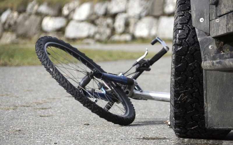 На Коломийщині автівка збила пенсіонера на велосипеді – чоловіка госпіталізували