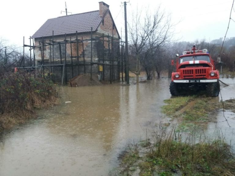Прикарпатські рятувальники нагадують, що робити під час повені