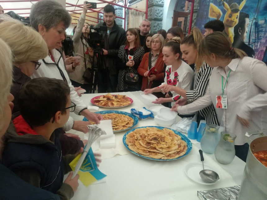 Кулінари із Румунії дивували прикарпатців національними стравами (ФОТО)