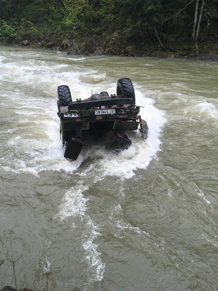 На Верховинщині автомобіль із туристами з висоти перекинувся у річку (ФОТО)