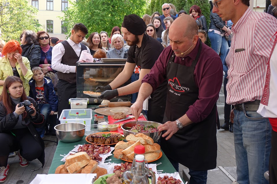 Посол Грузії готував хачапурі в Івано-Франківську (ФОТО)