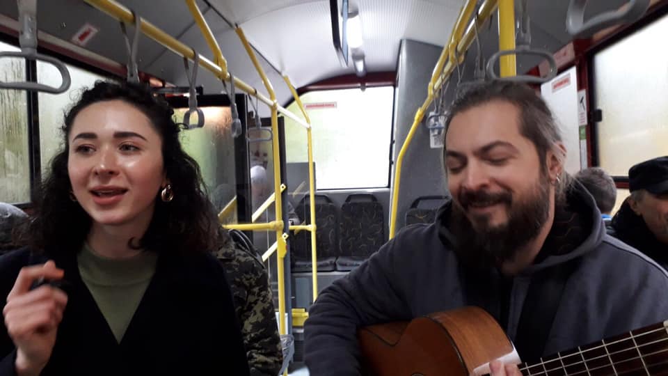 Викладачі музичної школи співом у тролейбусі вітали франківців з Днем міста (ФОТО, ВІДЕО)