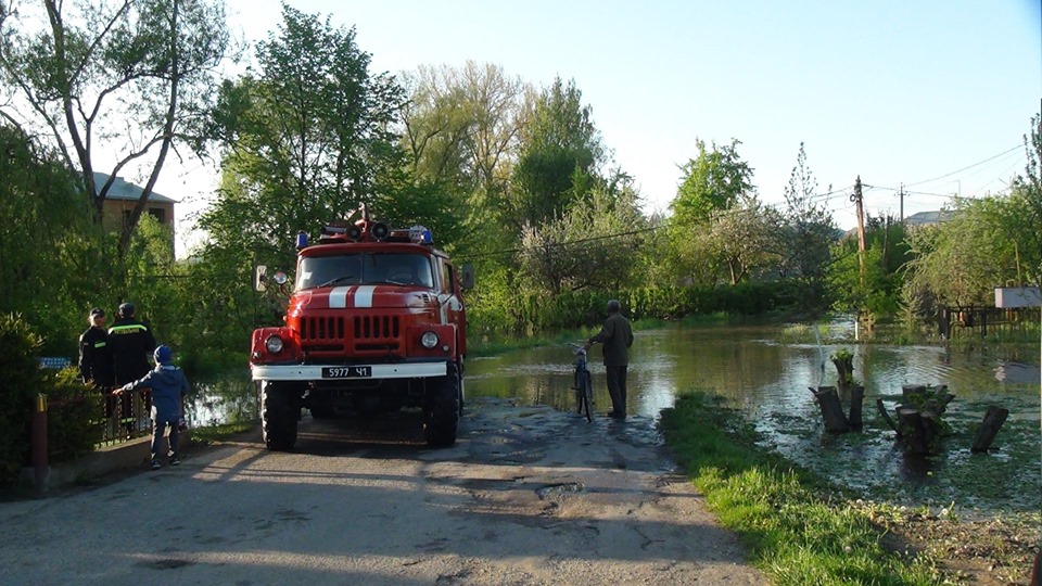 Наслідки стихії: прикарпатські рятувальники продовжують відкачувати воду з підтоплених будинків