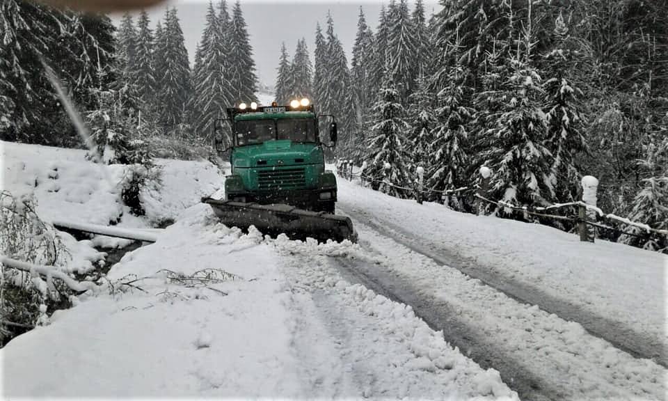 Дорожники Прикарпаття розчистили сніг на гірських перевалах (ФОТО)