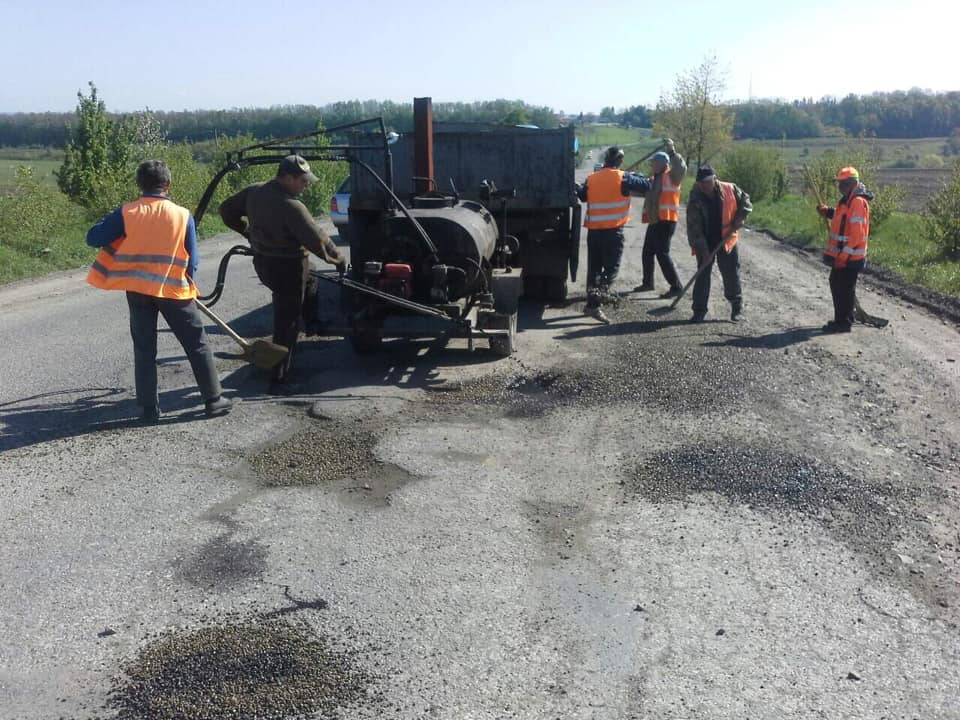 На Франківщині взялися за ремонт ще однієї аварійної дороги (ФОТОФАКТ)