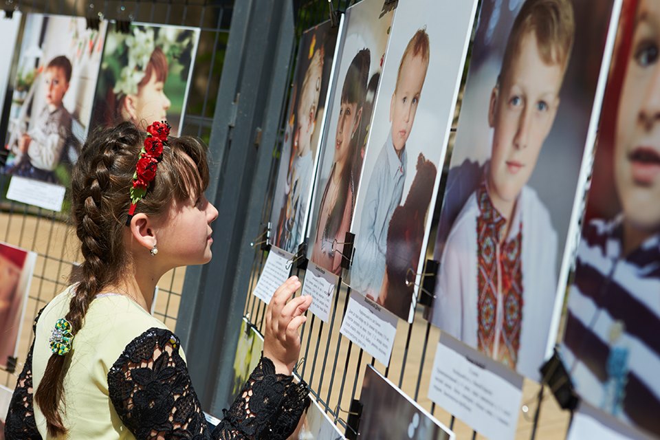У палаці Потоцьких організували зворушливу фотовиставку дітей з вадами слуху (ФОТО)