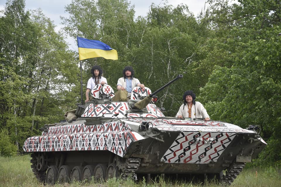Бійці прикарпатської “десятки” одягнули танк у вишиванку (ФОТО, ВІДЕО)