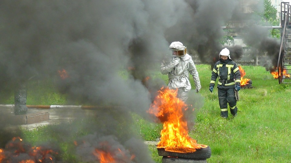 Крізь дим і полум’я: як прикарпатські рятувальники смугу небезпек долали (ФОТО)