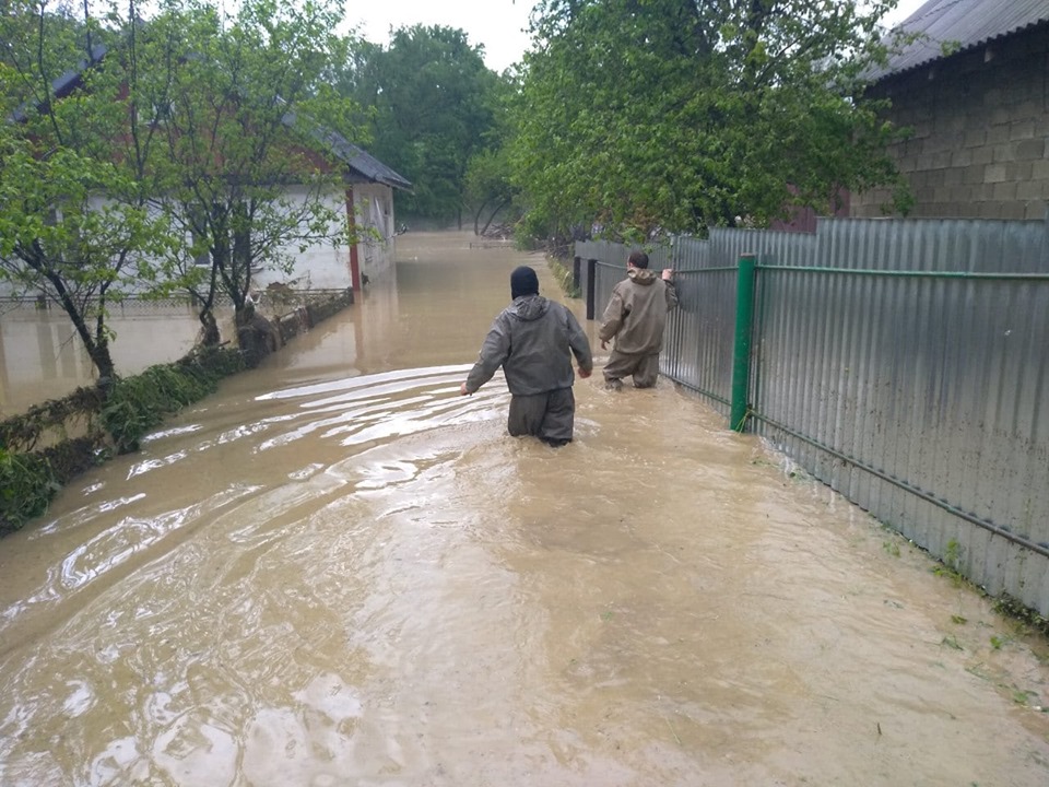 Дощі на Прикарпатті: без газу залишилися понад тисячу будинків, затоплює “Карпатнафтохім”