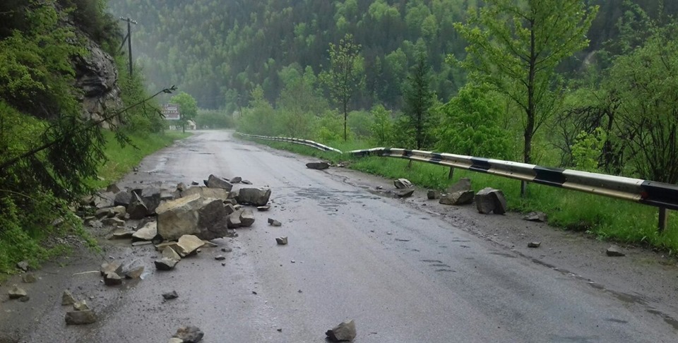 Негода на Прикарпатті: дороги у гірських районах засипало камінням (ФОТО)