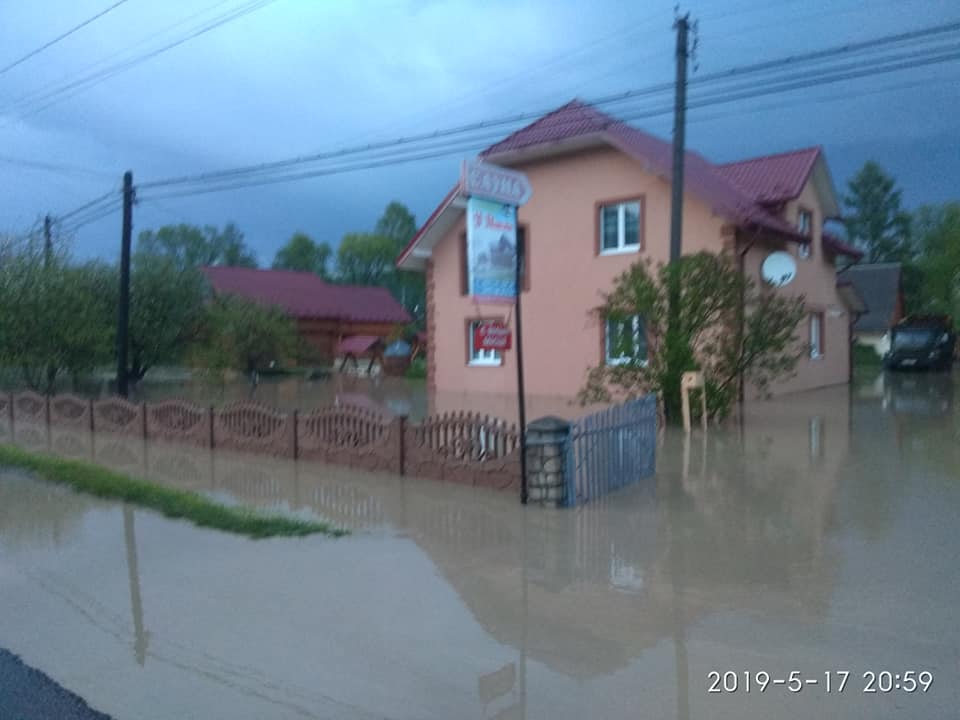 На Яремчанщині вода зруйнувала дорогу (ФОТО)
