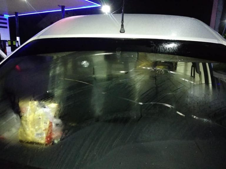 На Прикарпатті двоє юнаків обстріляли авто та забрали гроші у водія (ФОТО)