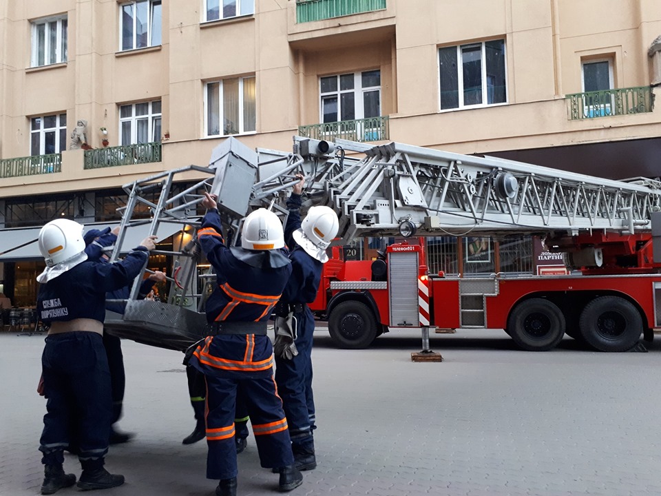 Як у центрі Івано-Франківська рятувальники з осами “воювали” (ФОТО)