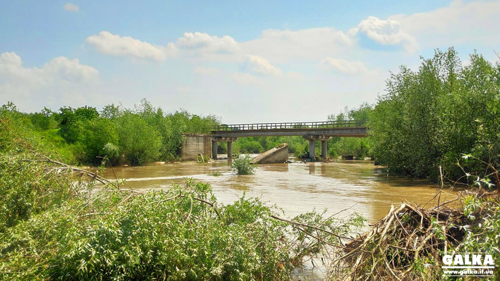 12 років очікувань: на Калущині село живе із зруйнованим мостом