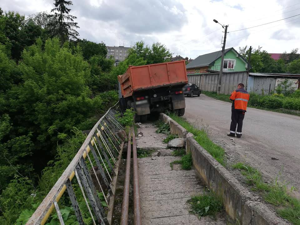 На Городенківщині вантажівка ледь не злетіла з моста – врятувала огорожа (ФОТО)