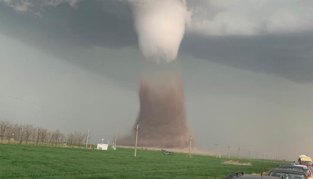 Очевидці зняли на відео утворення величезного торнадо в Румунії: є жертви