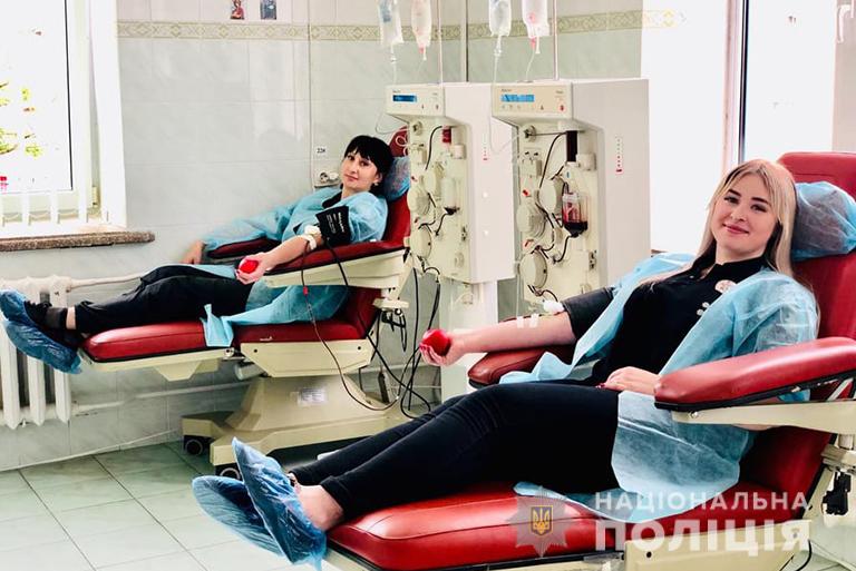 Ювенальні поліцейські Прикарпаття стали донорами крові для хворих діток (ФОТО)