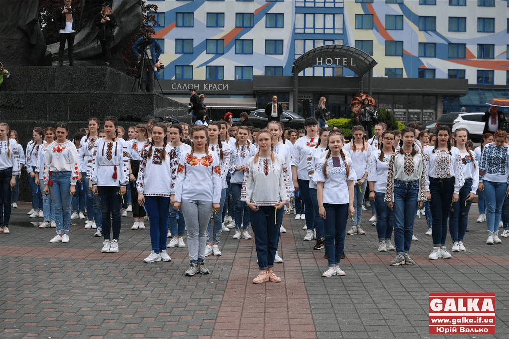 Франківські студенти у вишиванках влаштували масштабний флешмоб у центрі  (ФОТО, ВІДЕО)