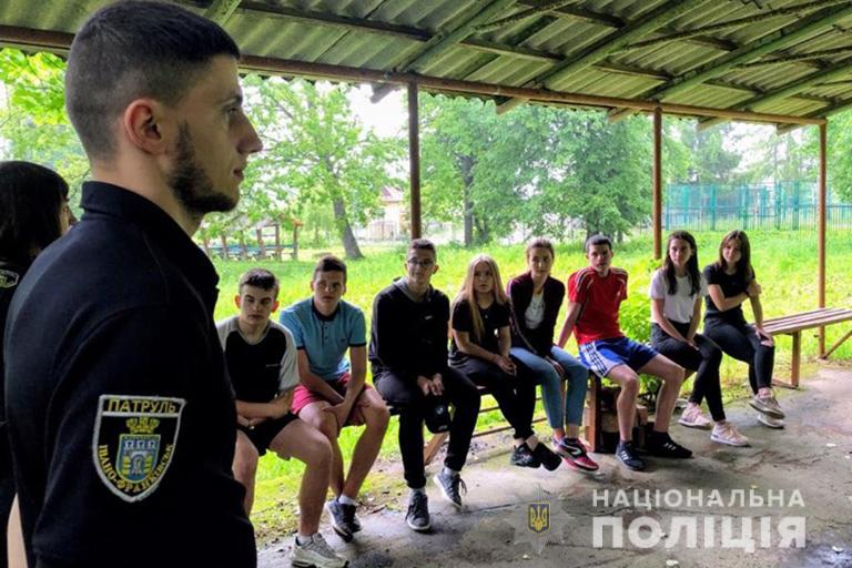 У молодіжних таборах поліціянти розповідають школярам про безпечні канікули (ФОТО)