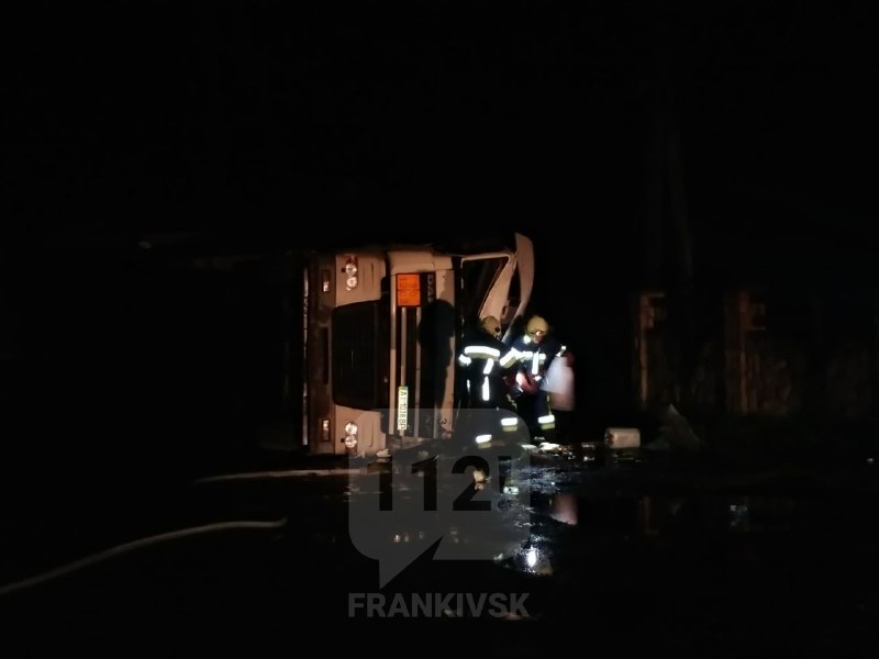На Прикарпатті перекинувся бензовоз: водія вирізали з кабіни рятувальники (ФОТО, ВІДЕО)