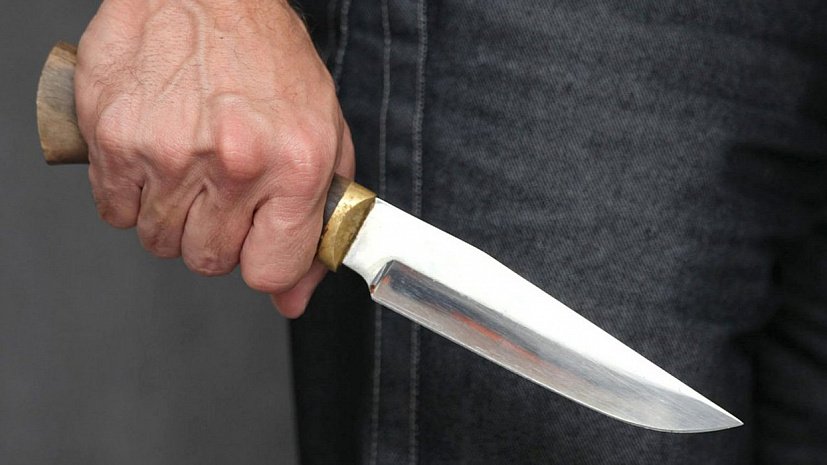 У Долині чоловік із ножем намагався пограбувати жінку – її врятували колеги по роботі