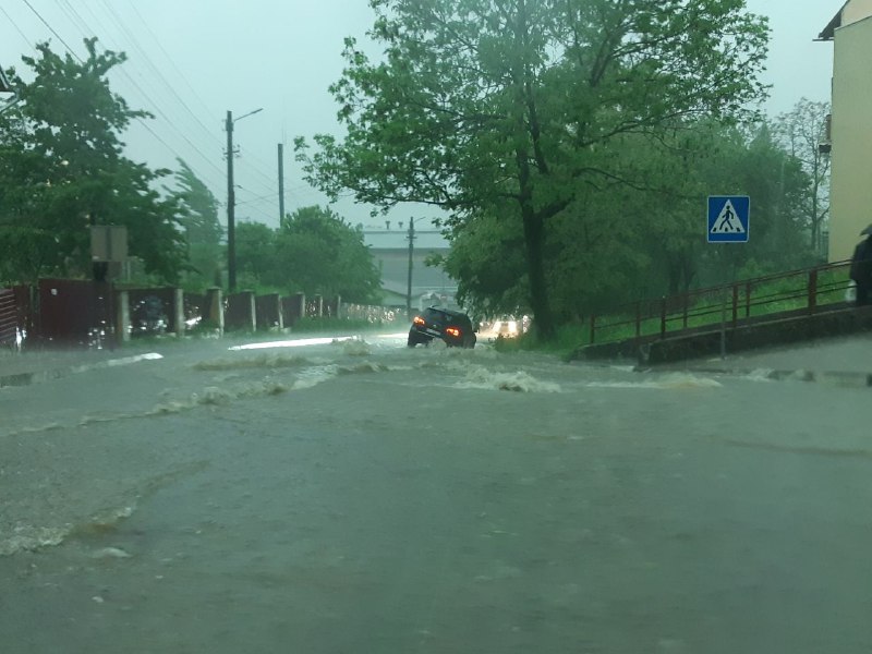 Аномальна злива у Калуші – автомобільні дороги перетворилися у ріки (ФОТО, ВІДЕО)