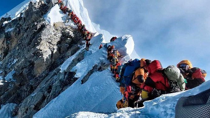 У черзі на підкорення Евересту за два тижні помер вже десятий альпініст