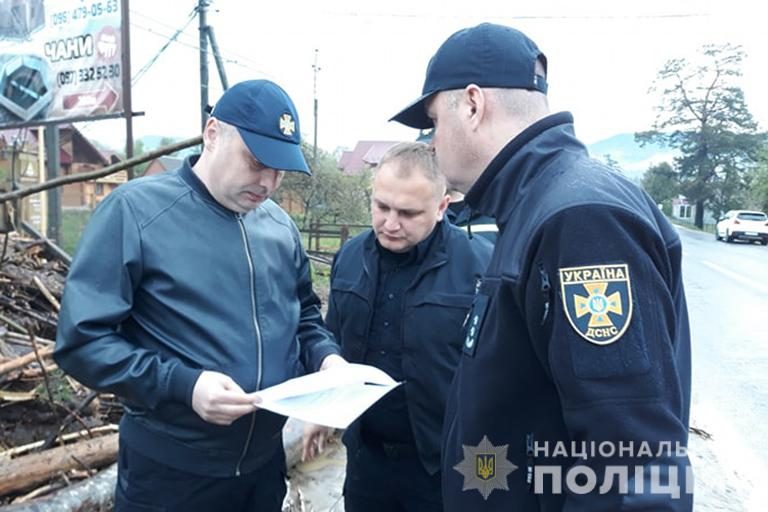 Прикарпатські поліцейські спільно з рятувальниками допомаюгать людям під час наслідків негоди на Яремчанщині