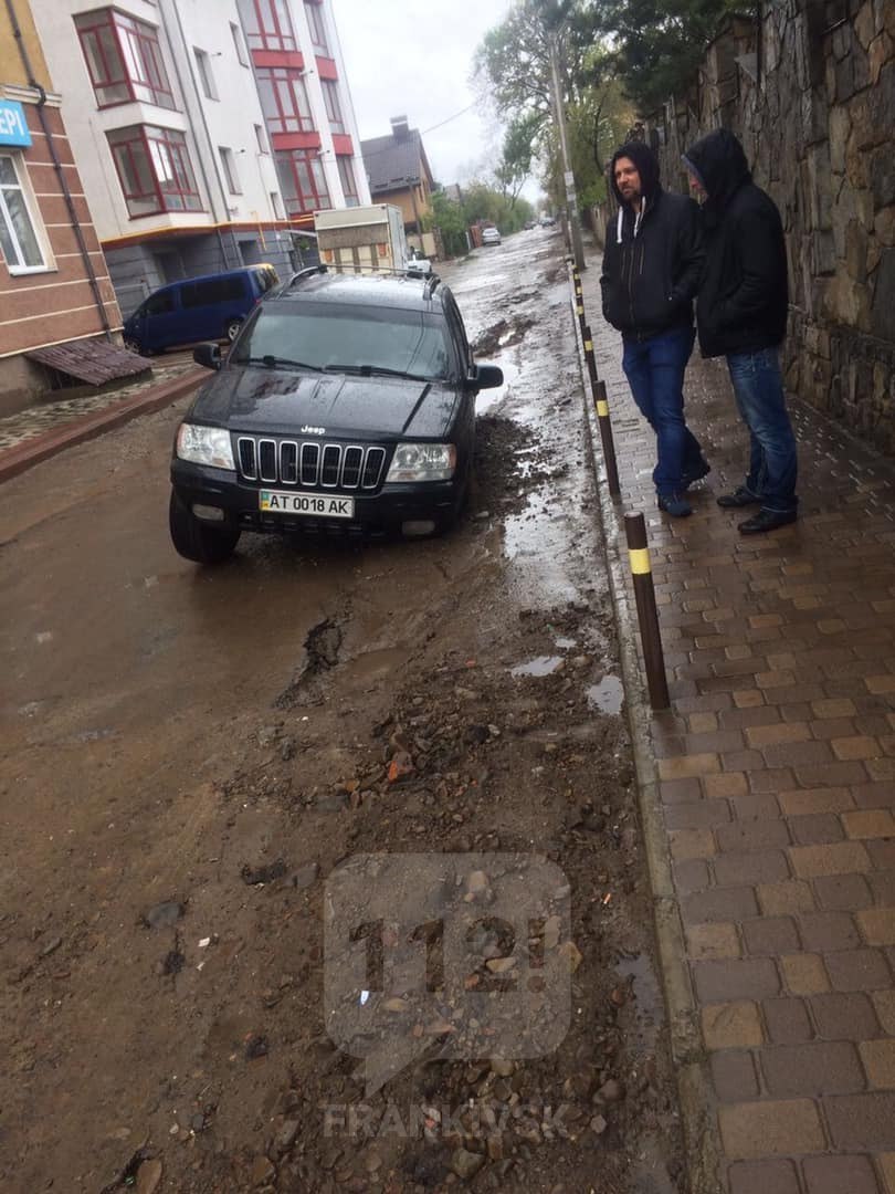На Франківській вулиці у яму після розкопки провалилися дві машини (ФОТО, ОНОВЛЕНО)
