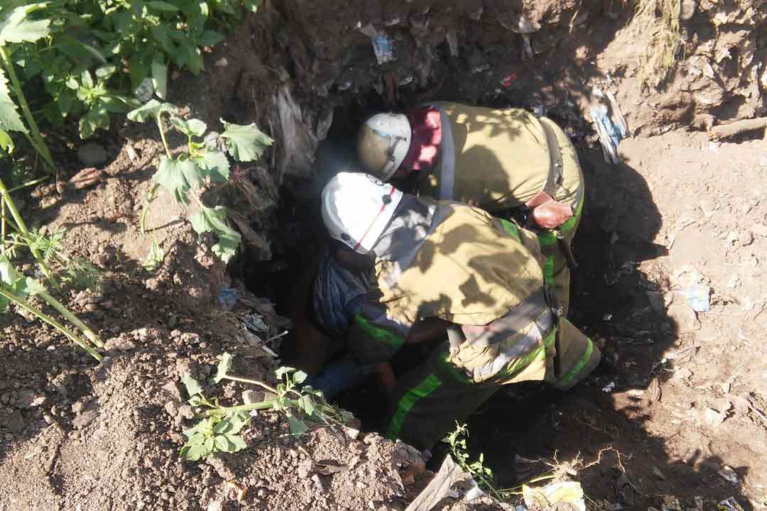 У Франківську рятувальники витягували п’яного чоловіка з ями