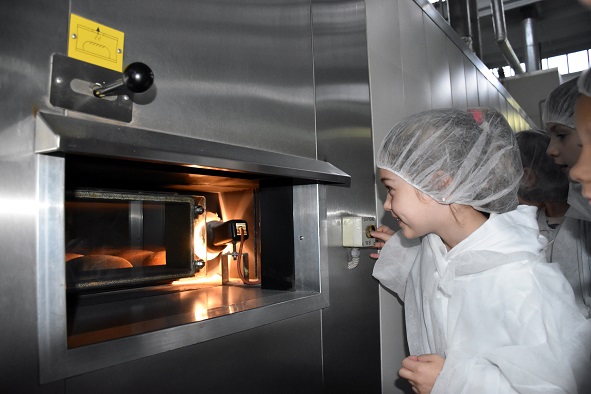 Там, де народжується хліб: Івано-Франківський хлібокомбінат прививає дітям шанобливе ставлення до хліба (ФОТО)