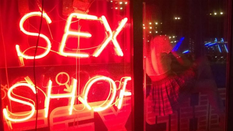 Суд оштрафував чоловіка, котрий обікрав франківський сексшоп