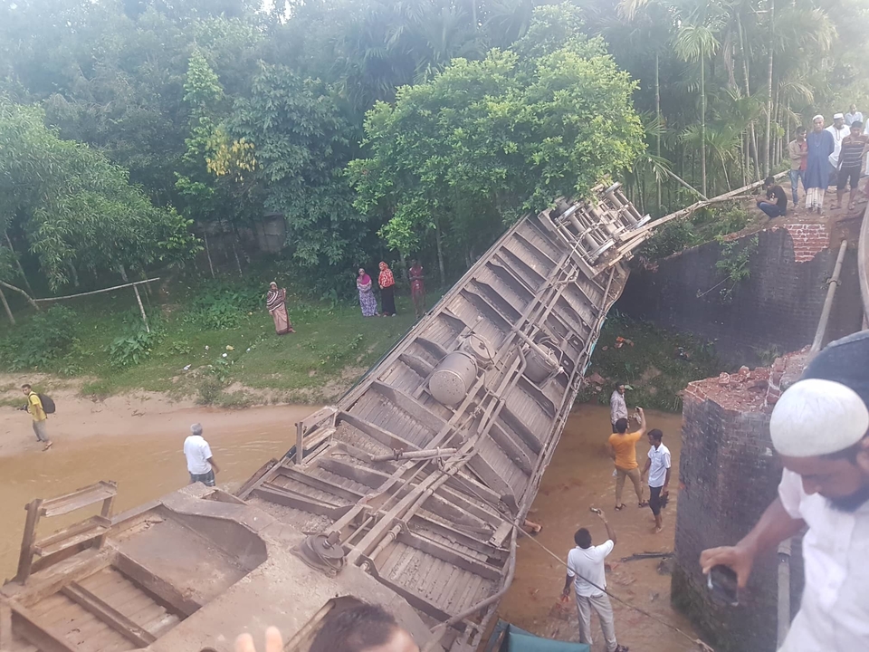 В Азії потяг зійшов з рейок і впав з моста – п’ять людей загинули (ФОТО)
