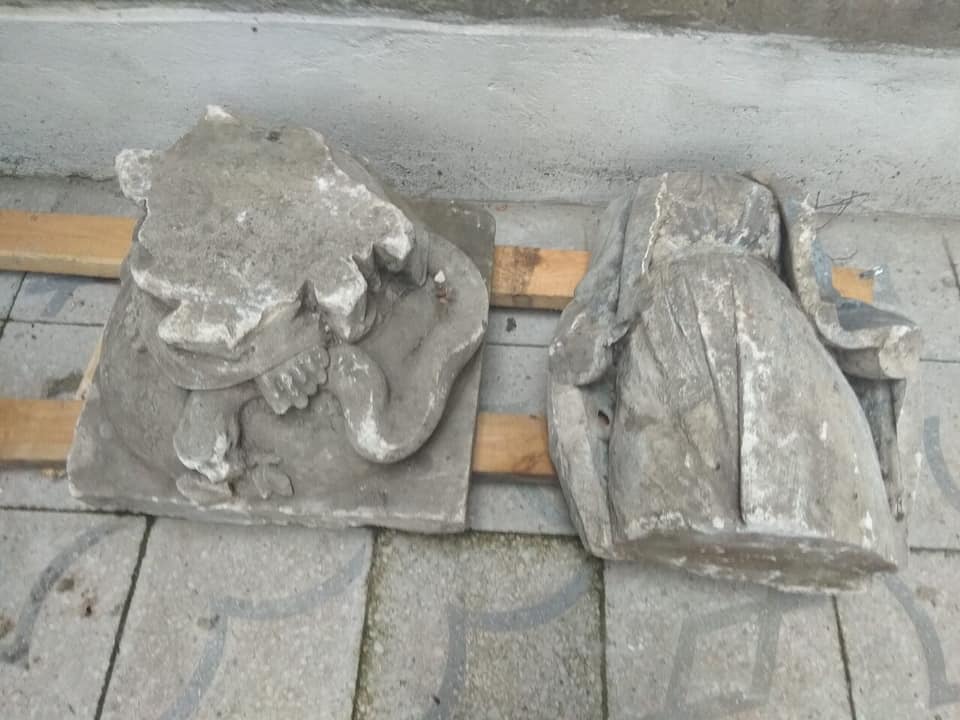 У Коломиї серед сміття знайшли понад 100-річну скульптуру Богородиці (ФОТО)
