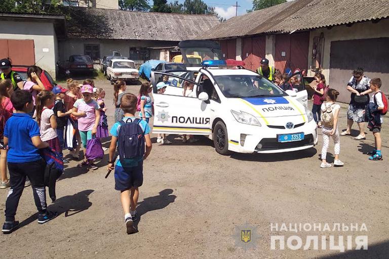 На Прикарпатті до поліцейських завітали маленькі відпочивальники дитячого табору (ФОТО)