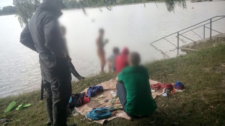 На міському озері діти купалися без нагляду дорослих, бо батьки розпивали алкоголь на березі (ФОТОФАКТ)