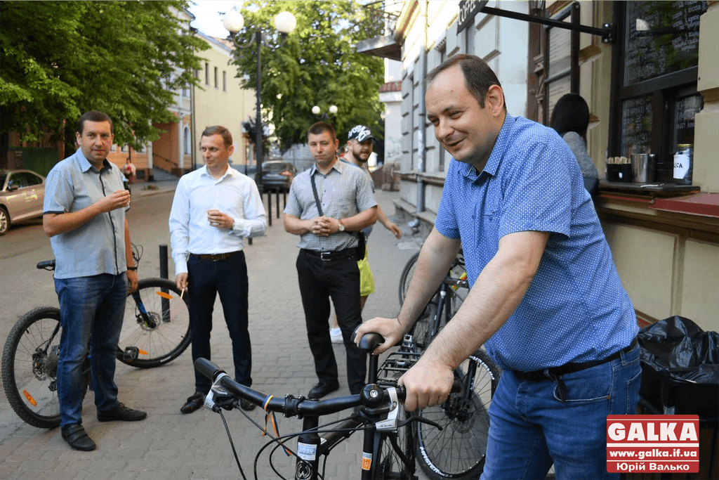 “Приклад Фінляндії”: у Франківську чиновникам, які їздять на роботу велосипедом, будуть доплачувати