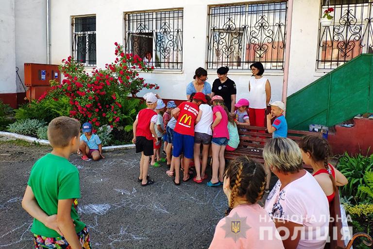 Поліціянти привезли смаколики вихованцям дитячого реабілітаційного центру в Медині (ФОТО)