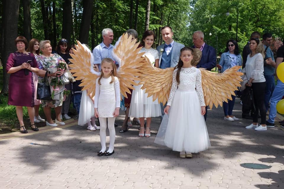 У міському парку діти провели весільну церемонію для молодят (ФОТО)