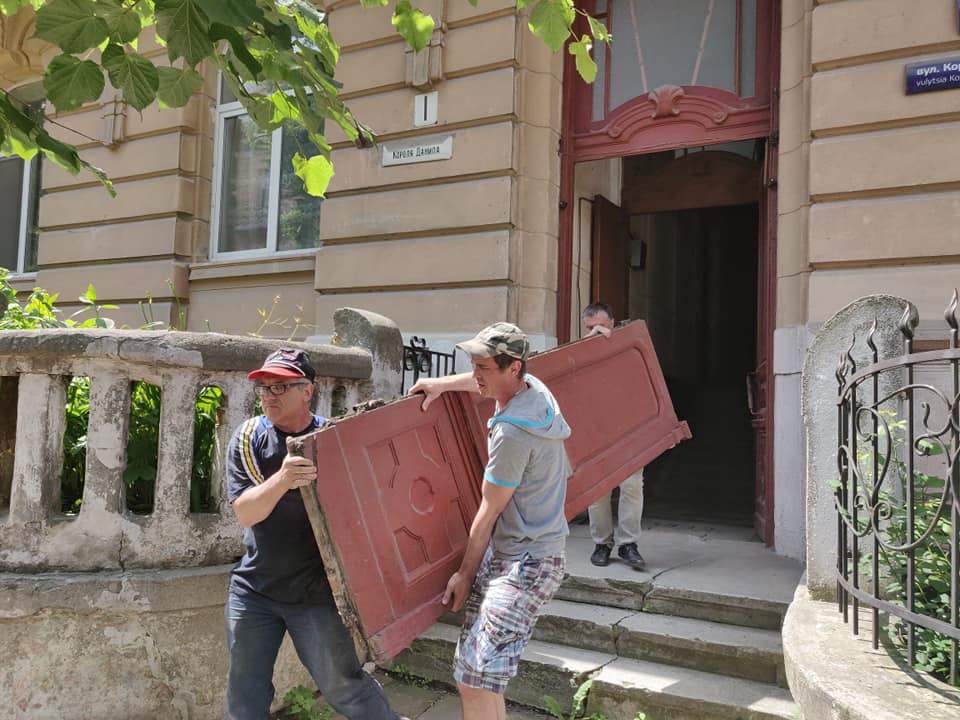 “Бюджет участі” в дії: в Івано-Франківську рятують чергові старовинні двері (ФОТО)