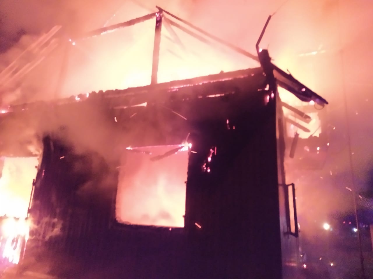 Вночі на Долинщині горів дерев’яний будинок – більшість споруди вигоріла (ФОТО)