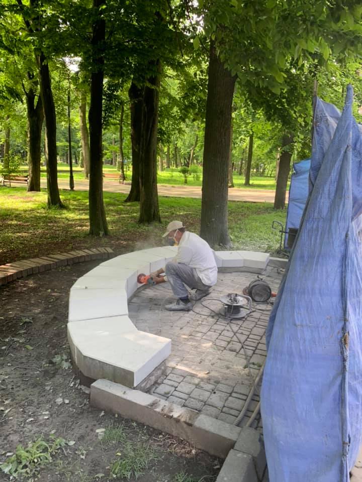 Як у парку Шевченка реставрують лавки на центральній алеї (ФОТО)