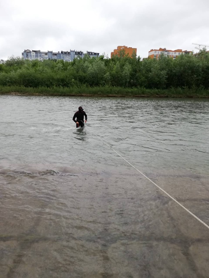 У річці на Надвірнянщині рятувальники шукають тіло людини