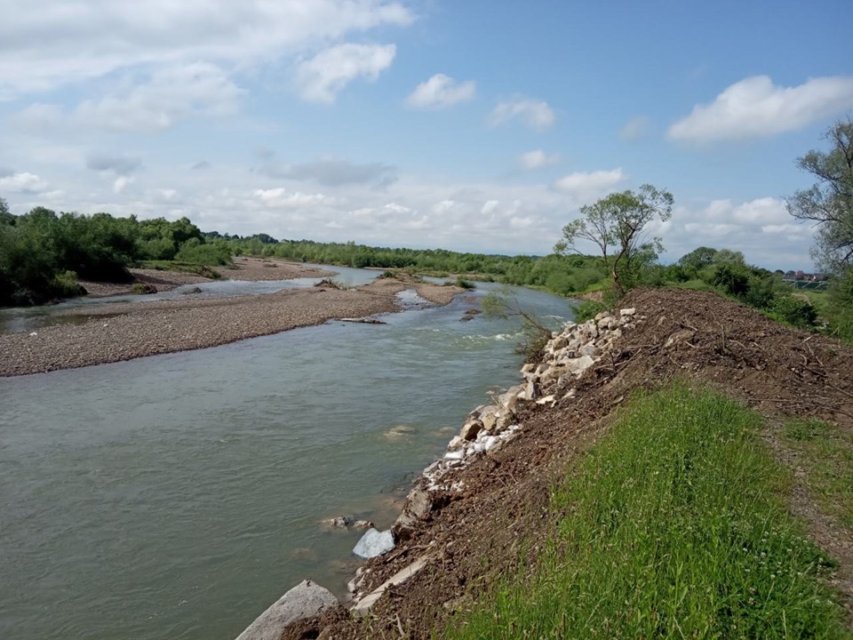 У Тисменицькому району продовжують укріплювати дамбу (ФОТО)