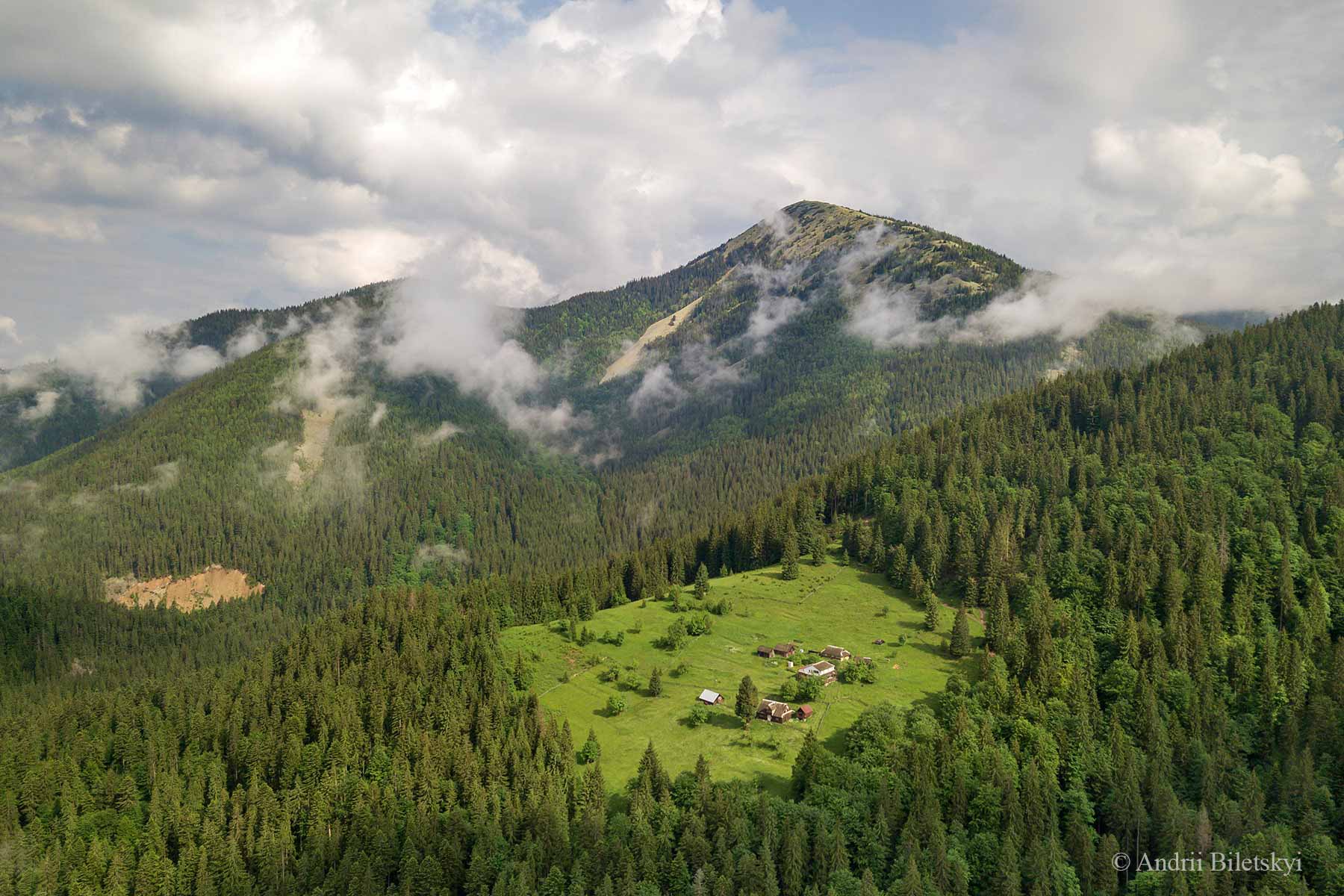 Франківський фотограф показав літні Карпати з висоти (ФОТО)